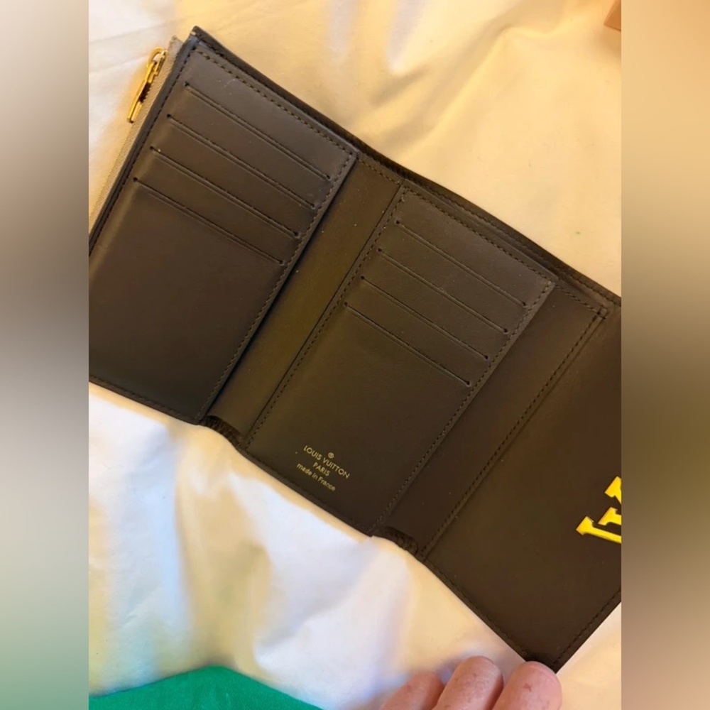 Louis Vuitton Capucines Compact Wallet - Picture 6 of 8